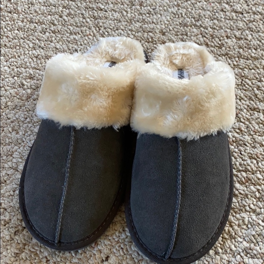 Minnetonka charcoal slippers ☺️NWT